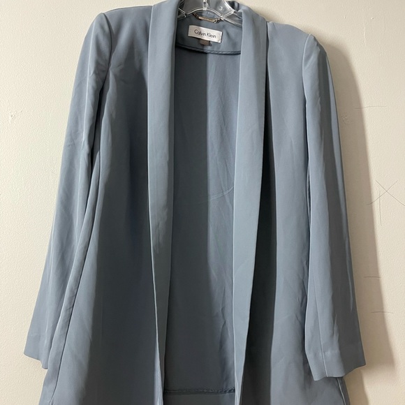 Has built in shoulder pads - Picture 1 of 2